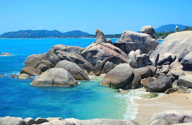 Rochers sur la plage de Lamai