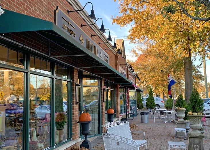 Adorables tiendas, cafés y anticuarios bordean una calle principal muy transitable