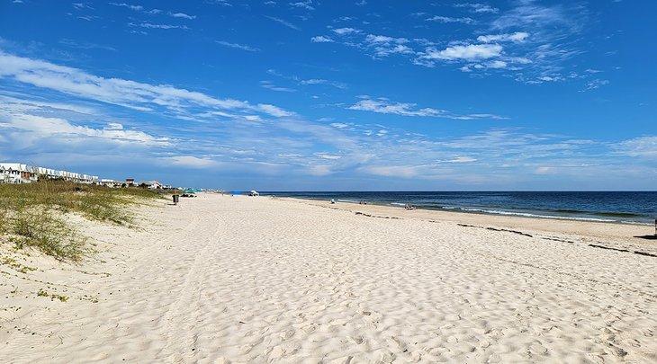 Playa cerca del faro en la Isla St. George