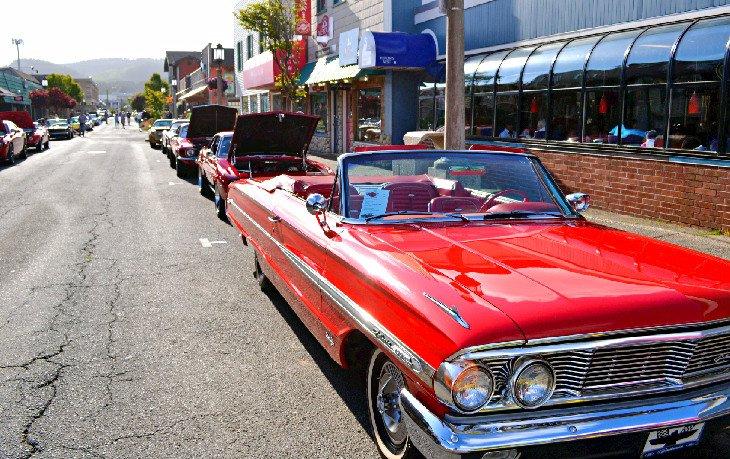 Muscle and Chrome Car Show dans le centre-ville de Seaside