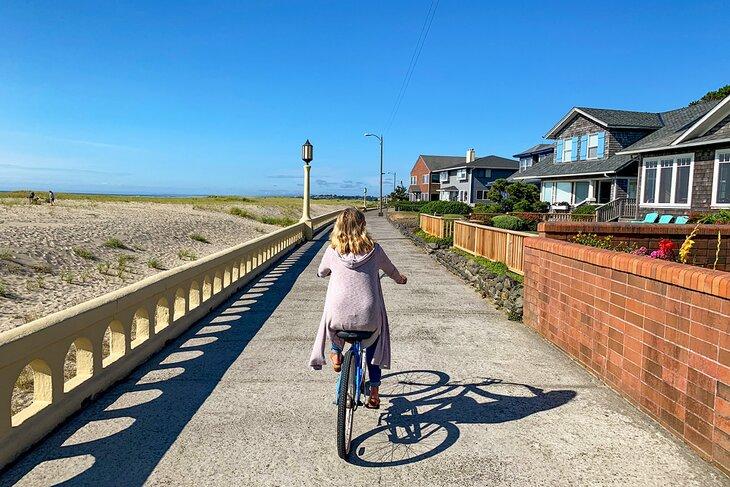 Femme faisant du vélo le long de la Seaside Promenade