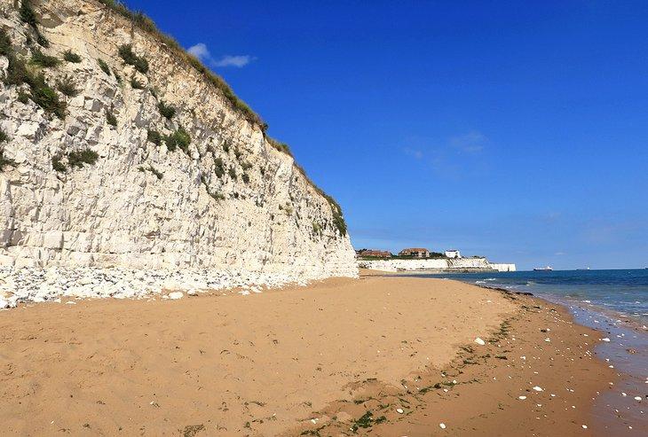 Felsen und Sandstrand bei Joss Bay
