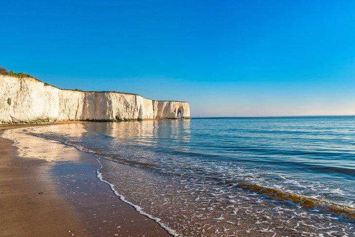Weiße Kreidefelsen und Strand in Kingsgate Bay, Margate, East Kent