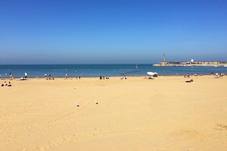Sonniger Tag an den Margate Main Sands