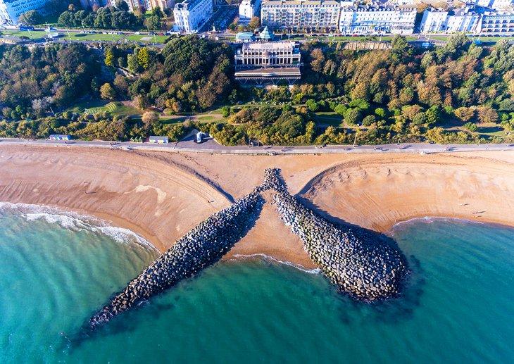 Luftaufnahme des Folkestone Beach