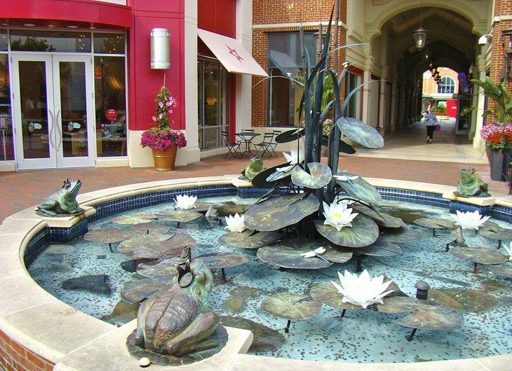 Una fuente en Easton Town Center