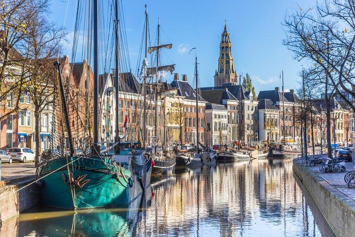 Bateaux dans un canal de Groningen
