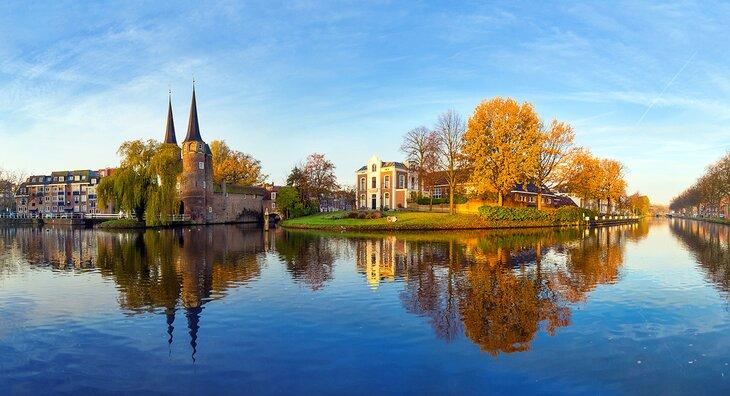 Canal Delftsche Schie et la Porte Orientale (Oostpoort) à Delft