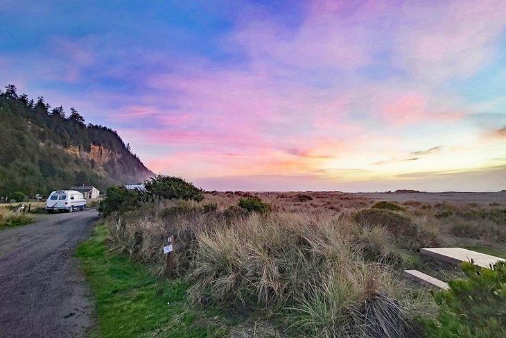 Playa Gold Bluffs al atardecer