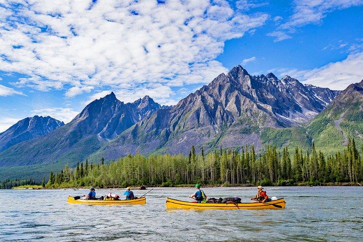 Canoas navegando en el río Nahanni en los Territorios del Noroeste