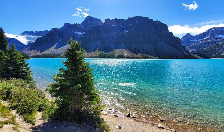 Un nadador en el Lago Bow en el Parque Nacional de Banff
