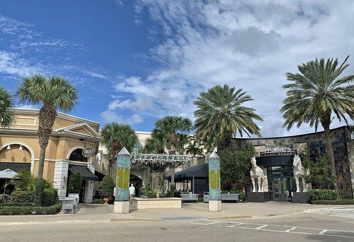 Una entrada al The Gardens Mall