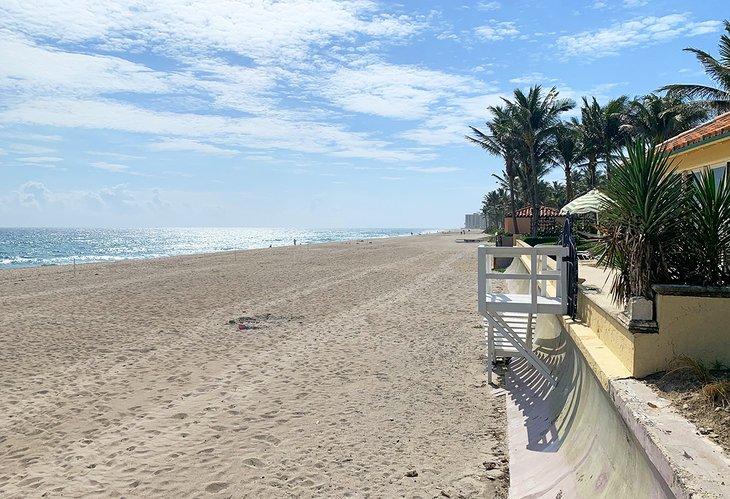 Las casas de playa privadas bordean las costas de Palm Beach