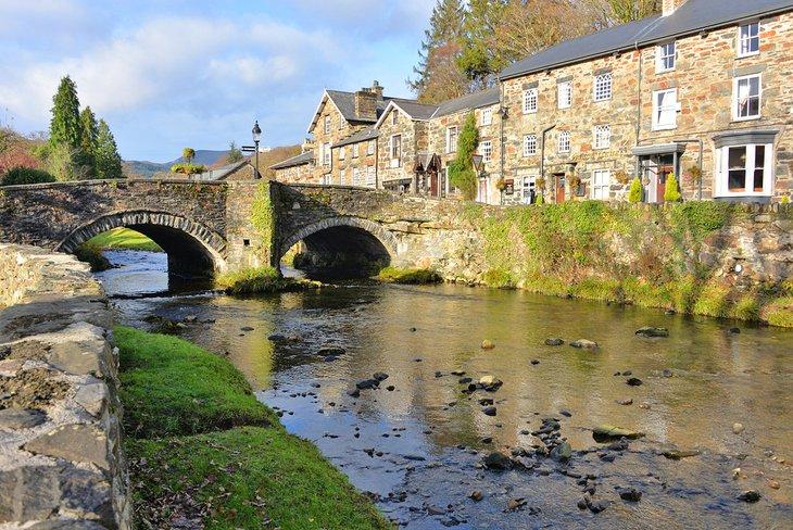 El puente pintoresco en el centro de Beddgelert