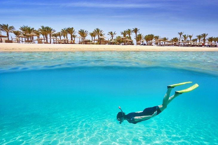Buceador frente a la playa del resort en Marsa Alam