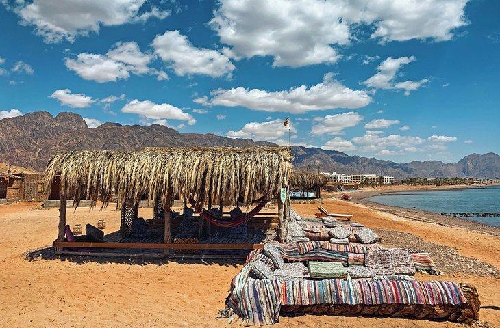 Playa Ras Shetan a lo largo de la costa de Nuweiba-Taba