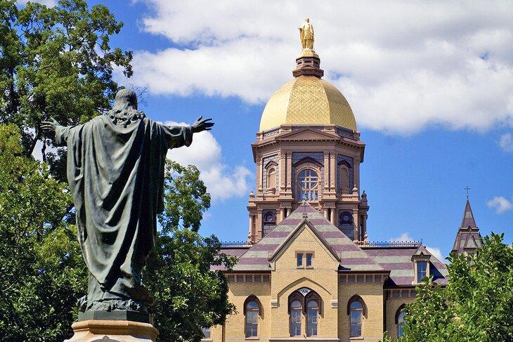 Estatua y cúpula en la Universidad de Notre Dame en South Bend, Indiana