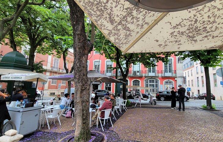 Relajándose en mesas al aire libre en Lisboa