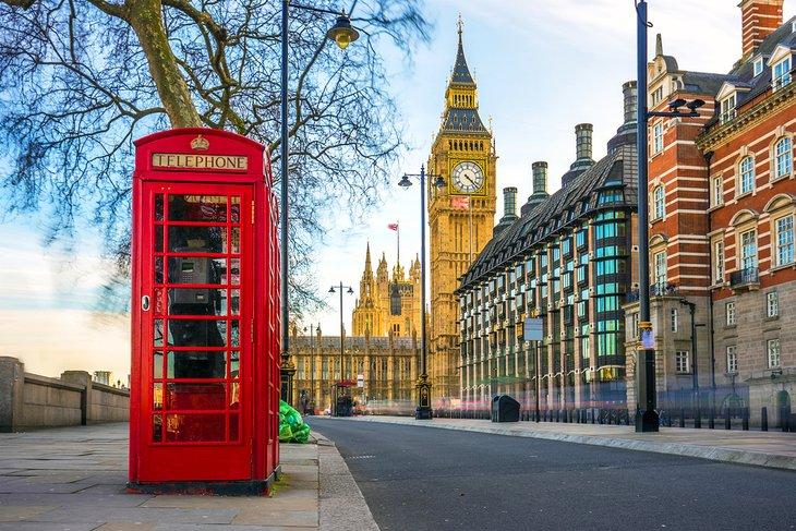 Icónica cabina telefónica británica roja con Big Ben al fondo