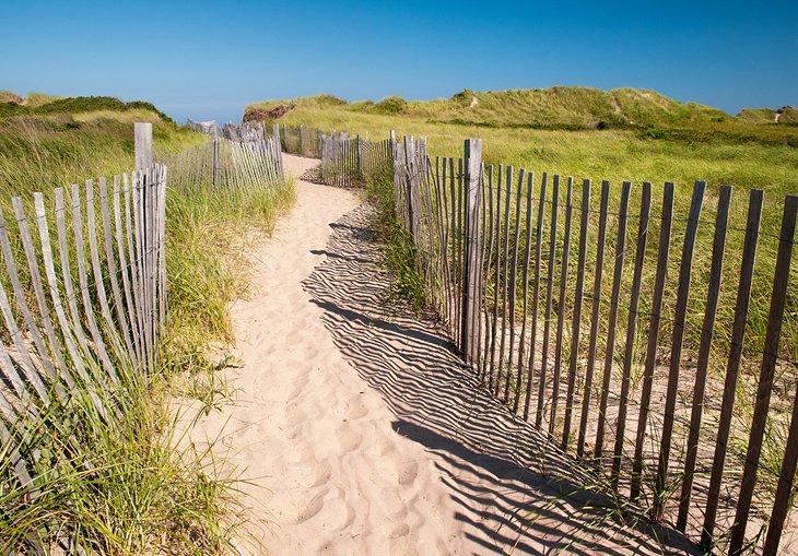 Camino hacia la Playa Crescent en Block Island, Rhode Island