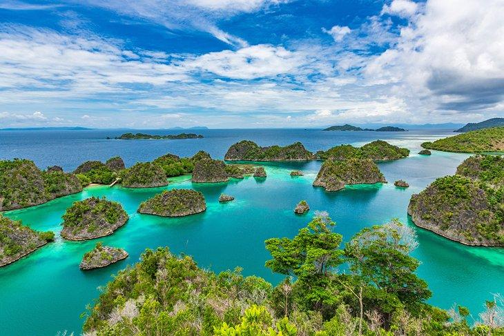 Vista de las Islas Pianemo desde el mirador en la cima del acantilado