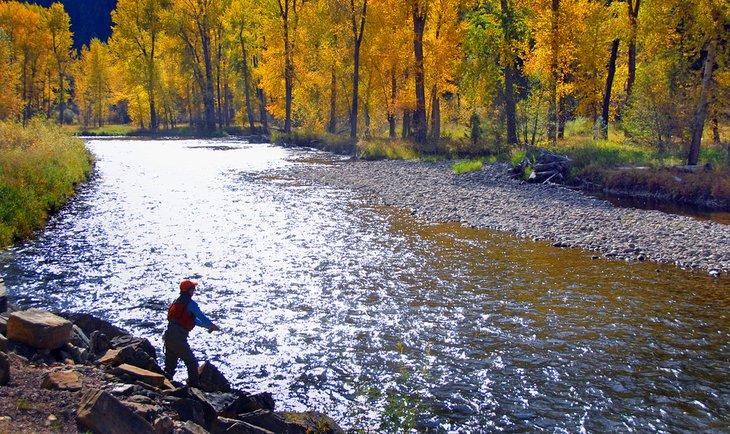 Angler im gegenlicht auf Rock Creek
