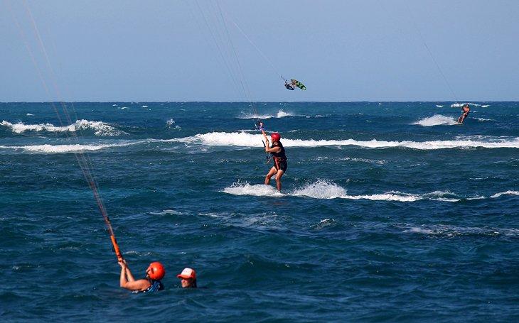 Kiteros principiantes, intermedios y avanzados en Kite Beach