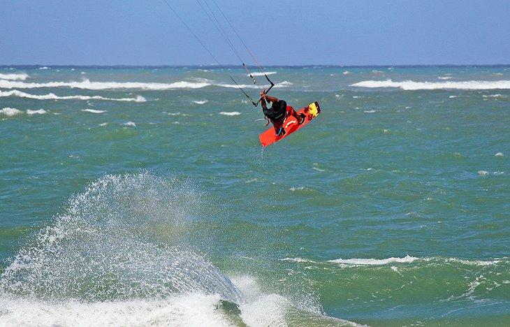 Kitesurfista frente a Laurel Eastman Kiteboarding School