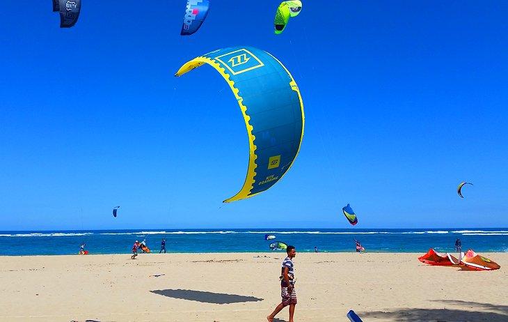 Lanzando una cometa en Kite Beach