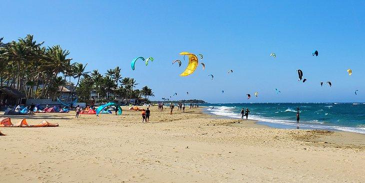 Vista de Kite Beach frente a Optimal y otras escuelas de kitesurf