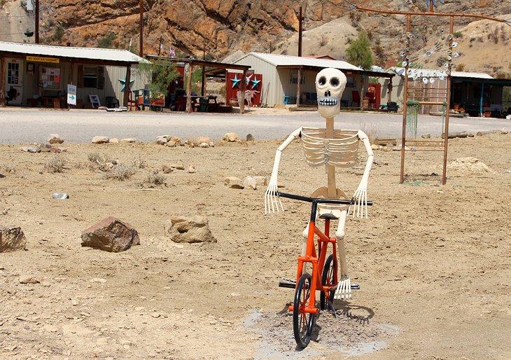 Squelette sur un vélo à Terlingua