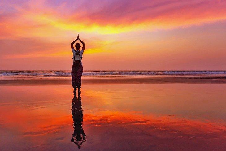 Yoga au coucher du soleil à la plage d'Arambol