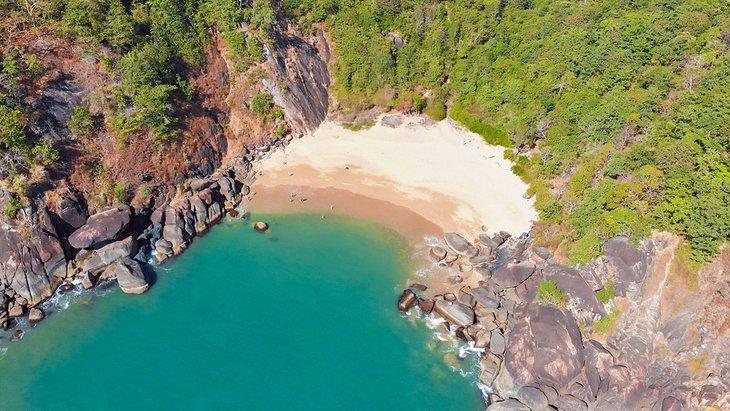 Vue aérienne de la plage isolée des papillons