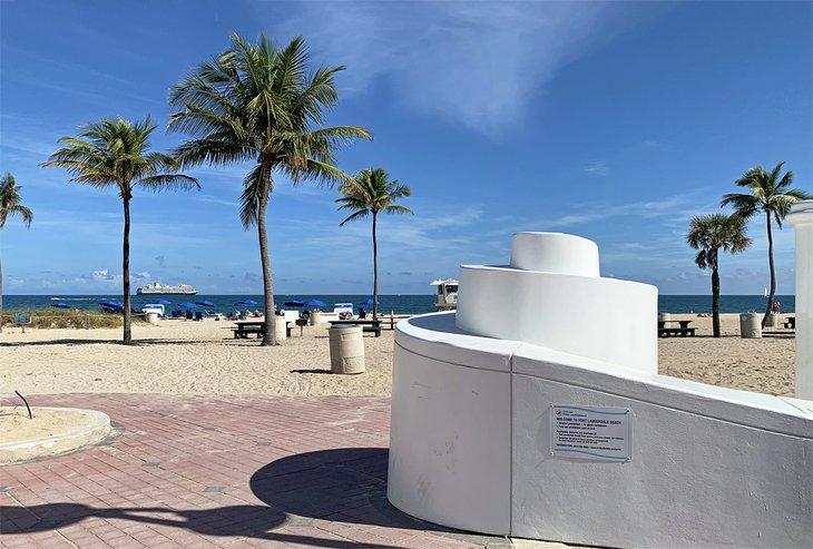 La promenade au parc de la plage de Fort Lauderdale