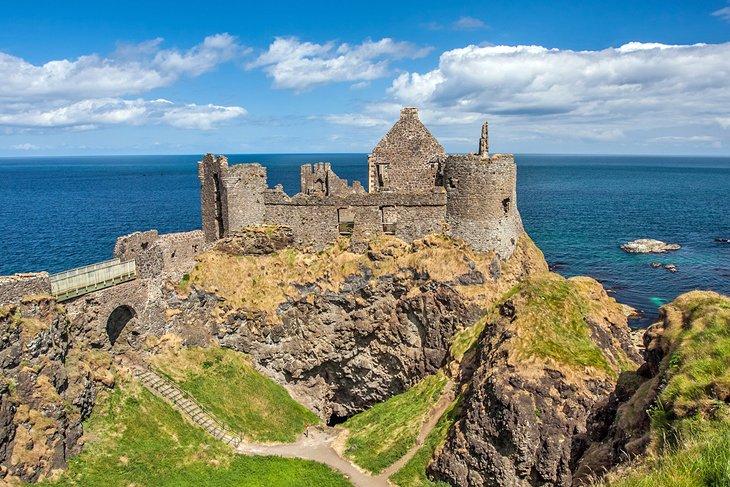 Castillo Dunluce junto al mar