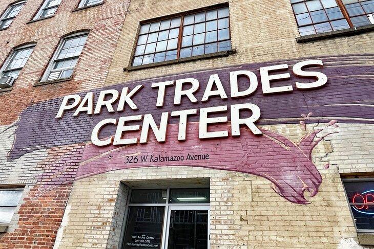 El edificio del Park Trades Center alberga el Kalamazoo Book Arts Center.