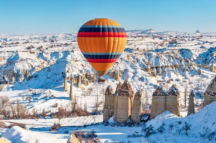 Volar en globo aerostático sobre Capadocia durante el invierno