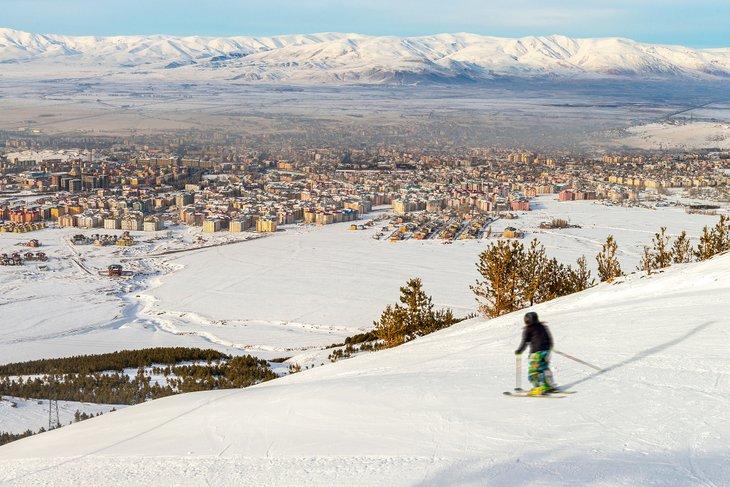 Esquiando en Palandöken con Erzurum abajo