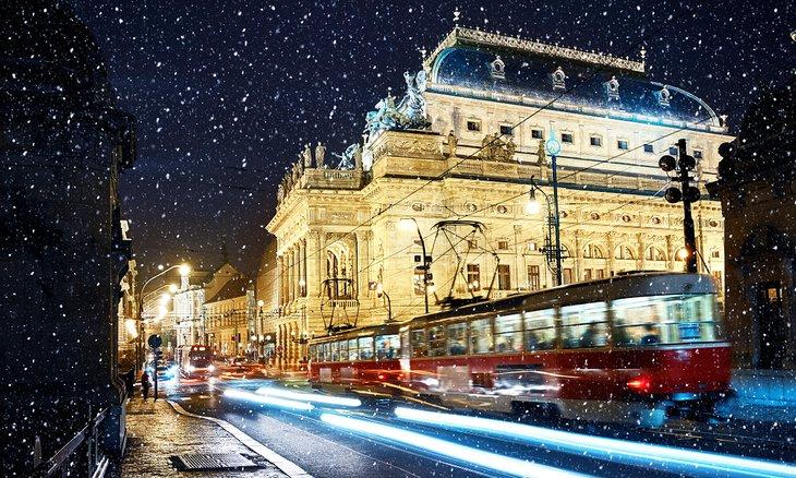 Tren que pasa por delante del Teatro Nacional en Praga