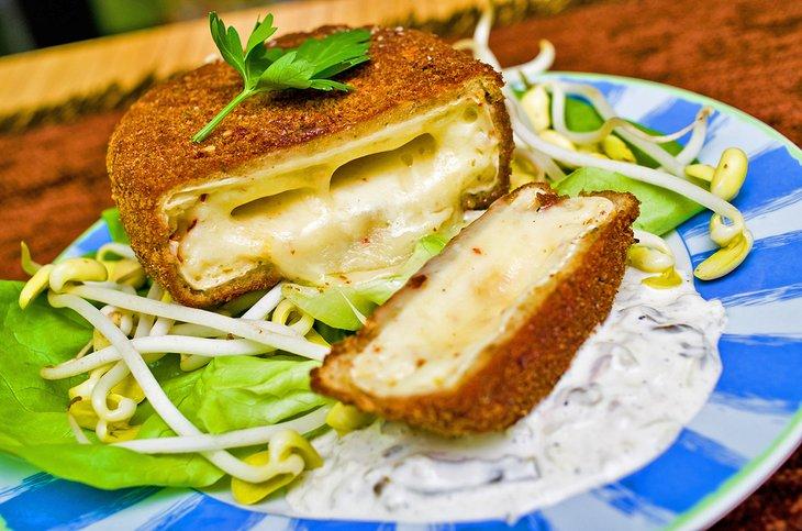 Plato tradicional checo de queso frito, Smazený sýr, con salsa tártara