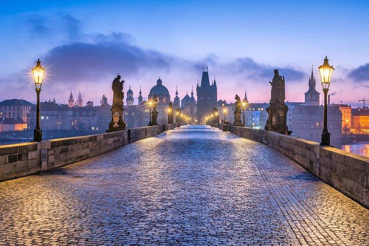 Luces de las lámparas en el Puente de Carlos durante el invierno