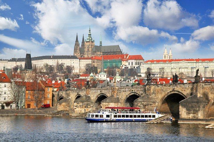 Crucero por el río en el río Vltava en Praga