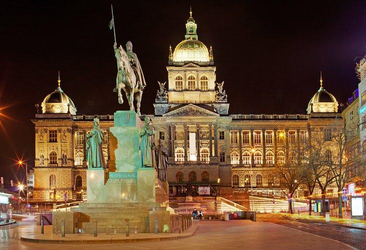 Museo Nacional en la Plaza Wenceslao en Praga