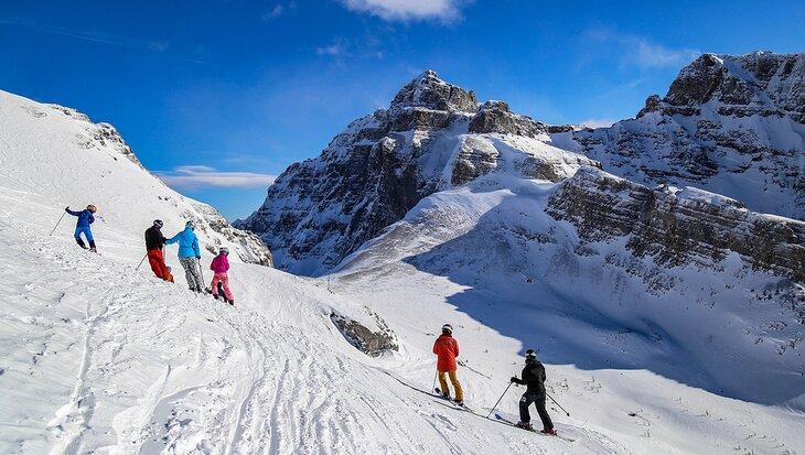 Una familia esquiando en Banff