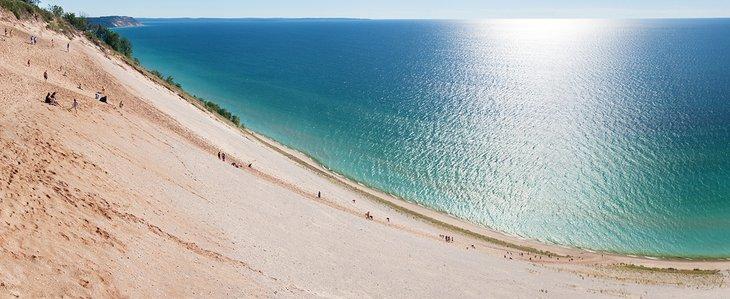 Menschen, die auf den Dünen im Sleeping Bear Dunes National Lakeshore klettern