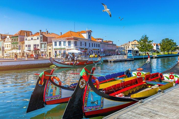 Barcos tradicionales en el canal de Aveiro