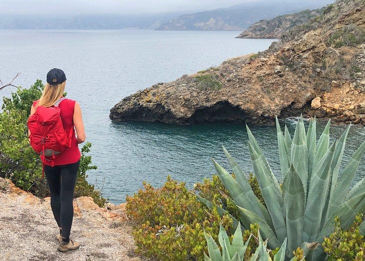 El autor disfrutando de la vista en la Isla Santa Cruz
