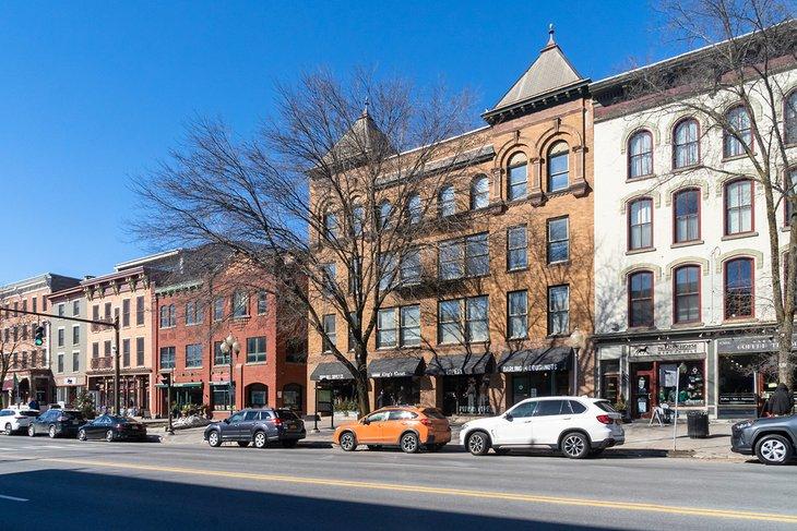 Broadway dans le centre-ville de Saratoga Springs