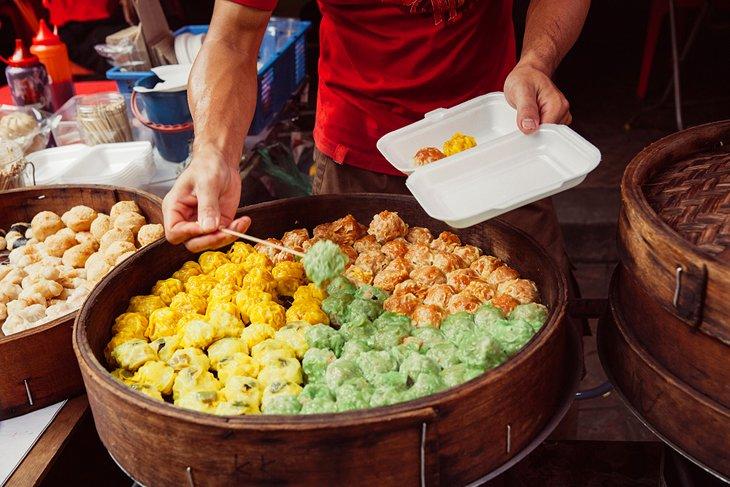 Traditionelle chinesische gedämpfte Brötchen zum Verkauf auf der Petaling-Straße