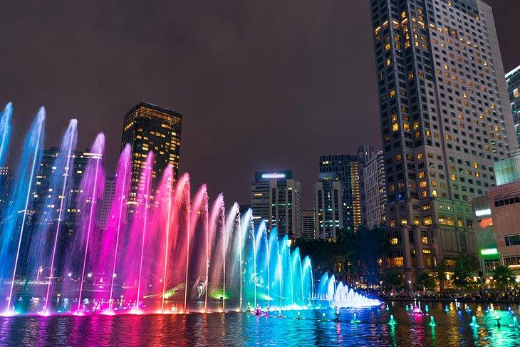 Farbenfrohe Fontäne bei Nacht im KLCC Park